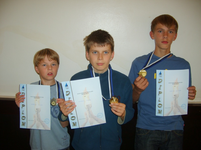 Fail:Minikadetid 2009 medalikolmik poisid.jpg